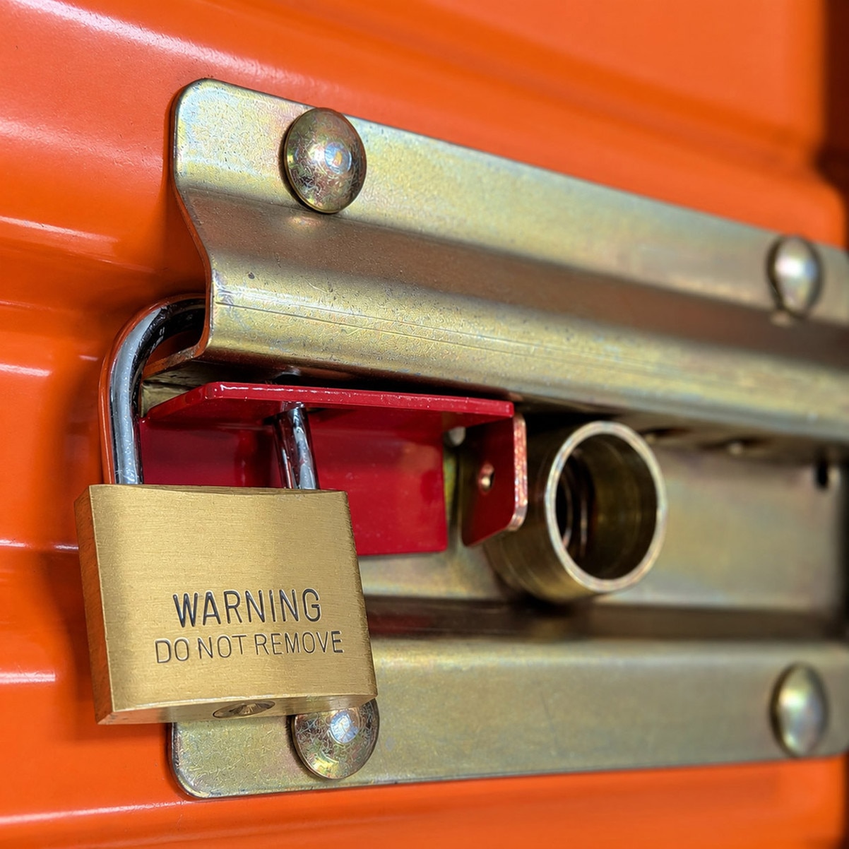overlock plate with lock shown